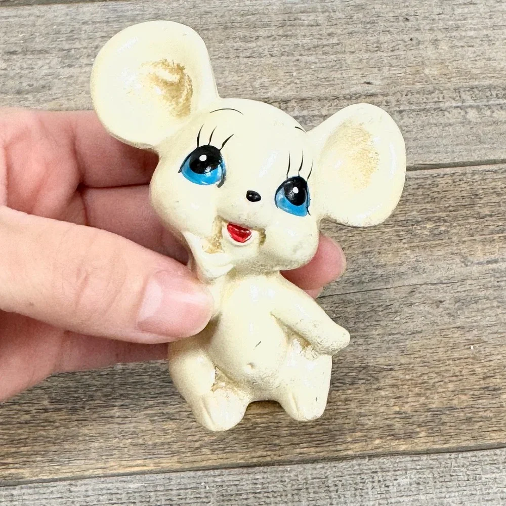Vintage kitschy Mouse figurine- small anthropomorphic mouse statue 3.5